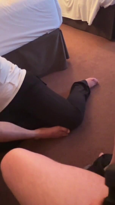 Klit kyskhets Cuck Cums ser på! Hotwife suger en stor pikk! | Klipp 1