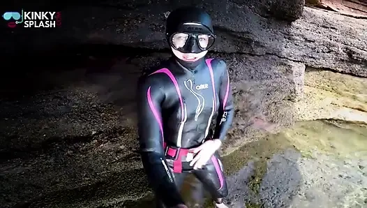 Neoprene wetsuit ve deniz kenarında dalış maskesi mastürbasyonu
