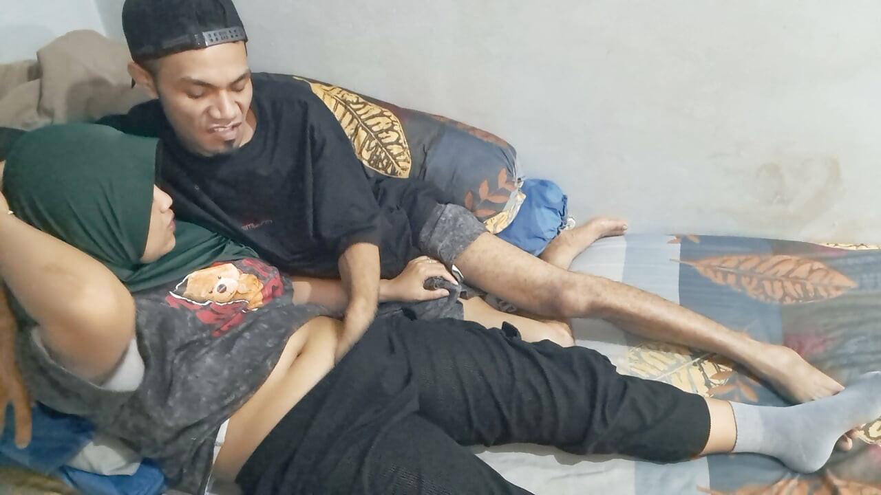 Dì dâu Hijab ở lại nhà tôi một đêm.