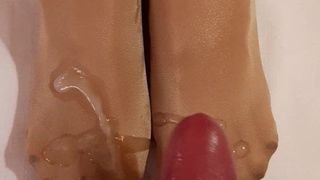 Красивая порция сексуальных блестящих нейлоновых колготок с пальцами ног