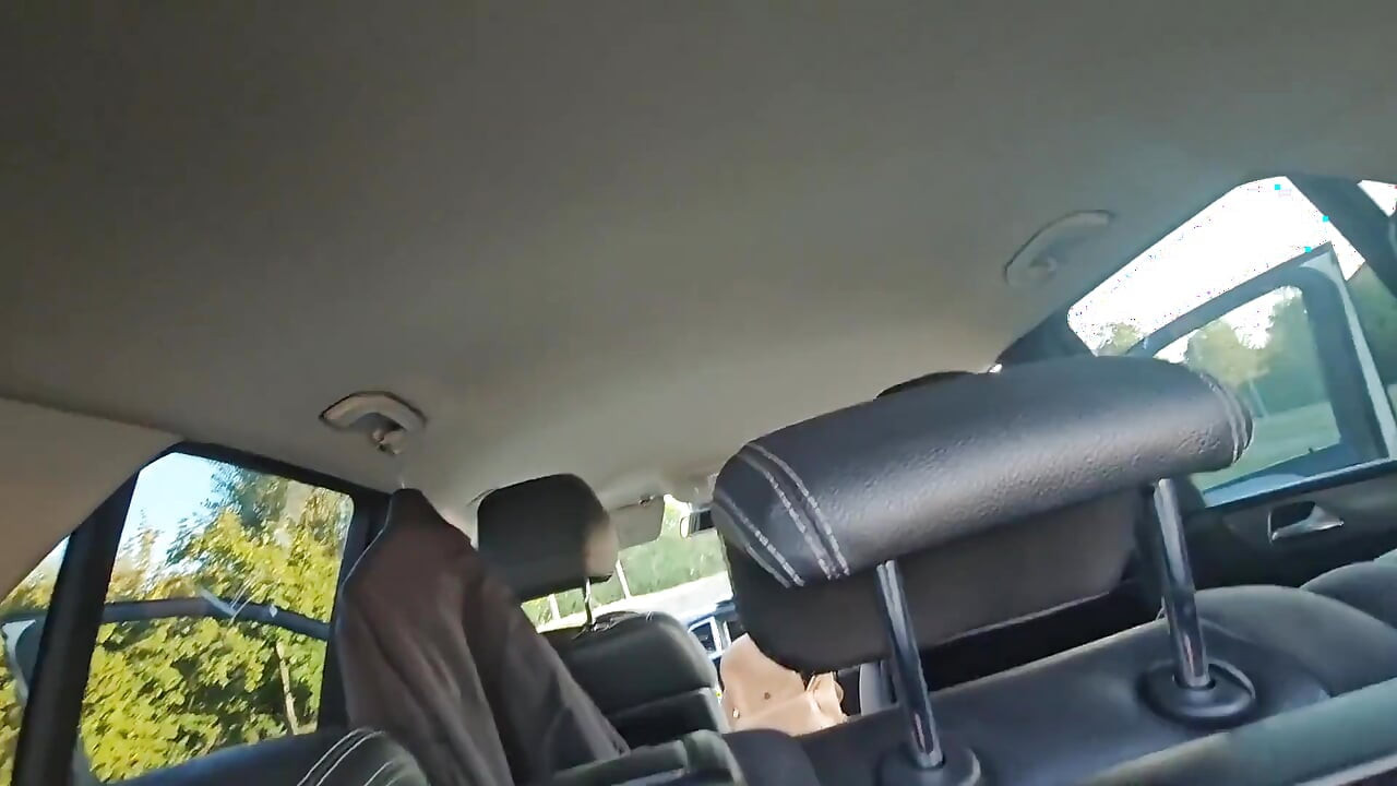 Taksist me jebe u prtljažniku svog auta.