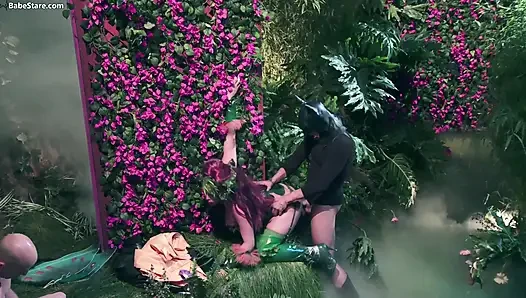 Poison Ivy Parody: Kostümlü seksi kızlar grup seks yapıyor
