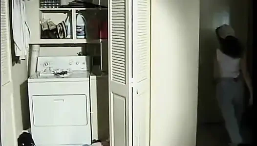 Brunette meniduri seorang pirang dengan dildo strap-on besar