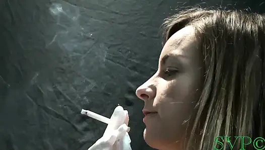 Üvey anne üvey oğluna beyaz eldivenle muamele çekiyor