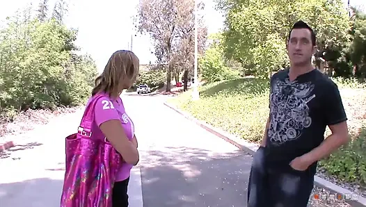 Lehrerin mit brille mit natürlichen monstertitten wird mit großem schwanz wild