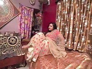 Bengálská prsatá tetička Sona Ebjo si užívá tvrdé šukání, hindský krátký film mkv
