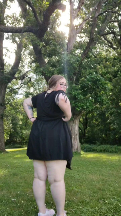 自然の中で可愛いBBW