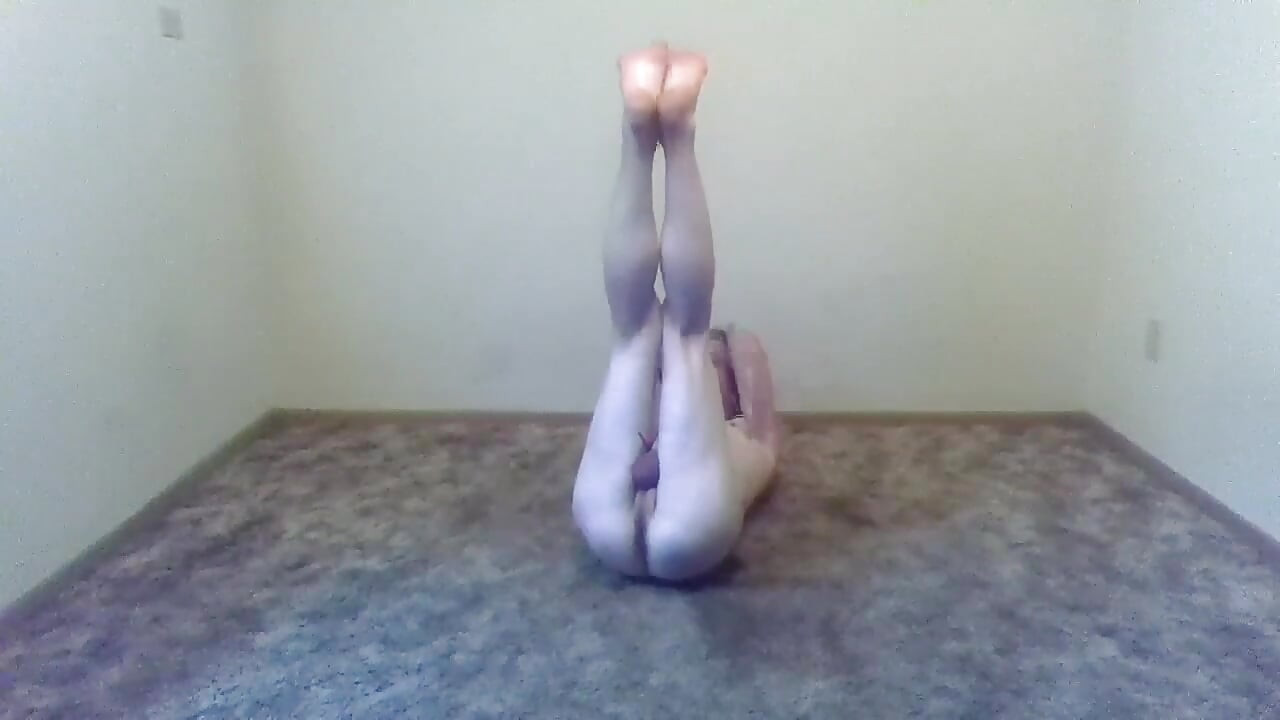 Nude Exercises: 10 Wall Sit-ups