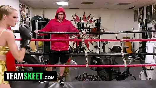 Wunderschöne schätzchen beginnen das neue jahr mit schwanzreiten und viel muschispielen