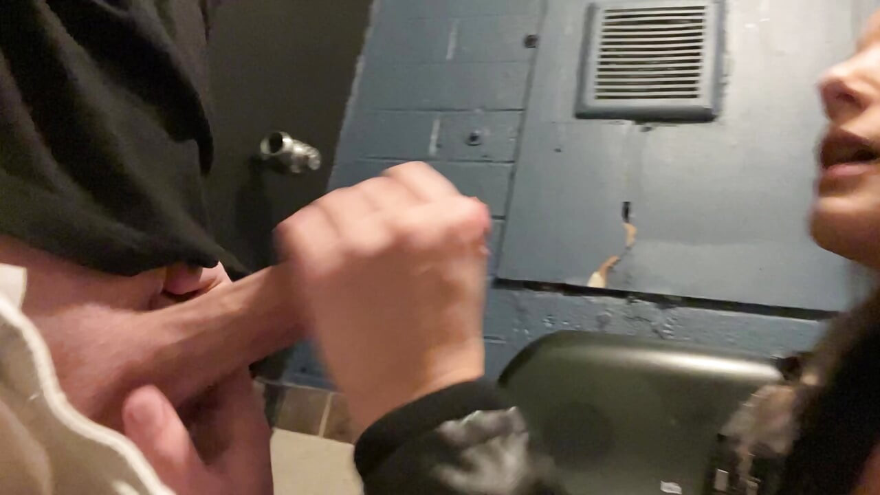 Une maman sexy se fait baiser le soir du nouvel an et sexe brutal