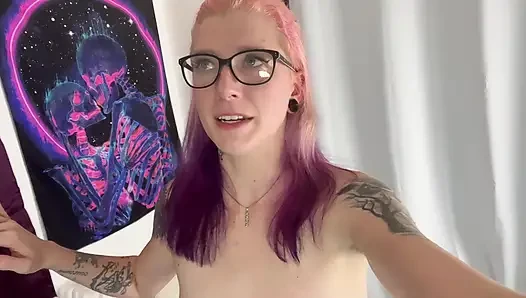 Cewek ini lagi asik fingering memeknya sampai menganga lebar