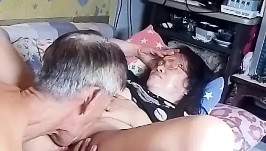 Sie squirtet oft und sie fühlt eine gute befriedigung, die sie von meinem schwanz und meiner zunge bekommen hat