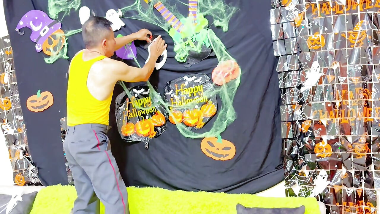 De mooie stiefdochter viert Halloween door haar stiefvader te neuken