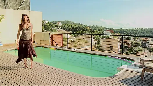 Samia latina strippt im schwimmbad