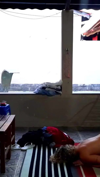 Must-see okamžik od "nevlastní dcera kouřila na dvorku a její nevlastní otec ji svedl, dokud s ním neměla sex"