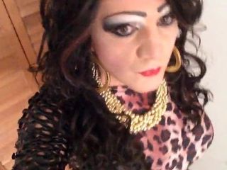 Transvestit im Leoparden-Minikleid