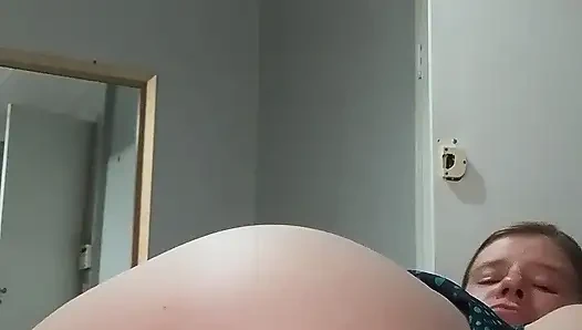 Ibu rumah tangga menjadi basah dan anal