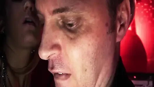 İç çamaşırlı bir çift büyük memeli striptizci birlikte boşaltarak üçlü seks yapıyor