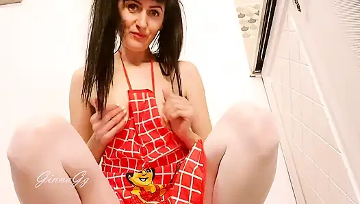 Горячая домохозяйка сексуально шуршет ее фартук на кухне