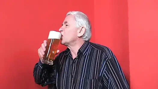 Старик всегда хочет трахаться