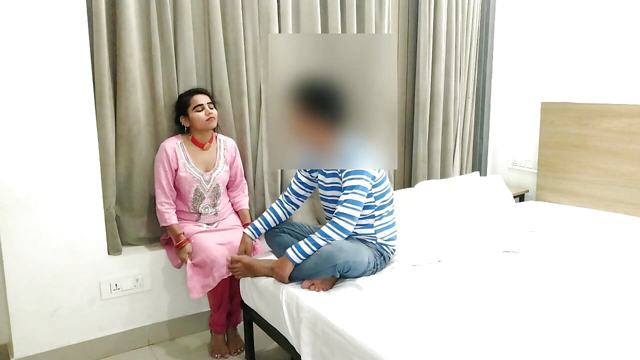 Boss ne ghar ki noukrani ko paise magne par chod diya. Paise magne par ghar ki noukrani ke bur me lund daal diya