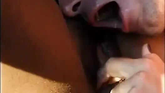 Kontol threesome hitam dan putih mengisap memek menjilati memek