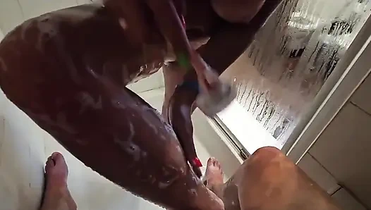 Gadis kecokelatan di kamar mandi