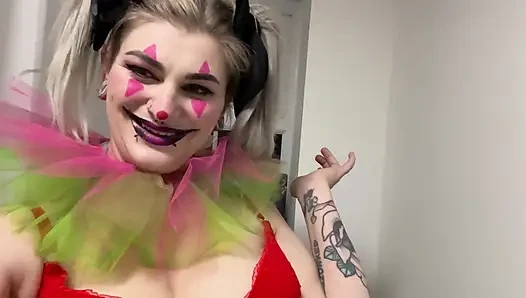 Trashiges clowns-mädchen öffentliche toilette pissen, blankziehen und rauchen