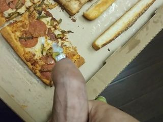 Éjacule sur une pizza