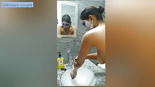 Sapna toma um banho quente com jiju na ausência de sua meia-irmã
