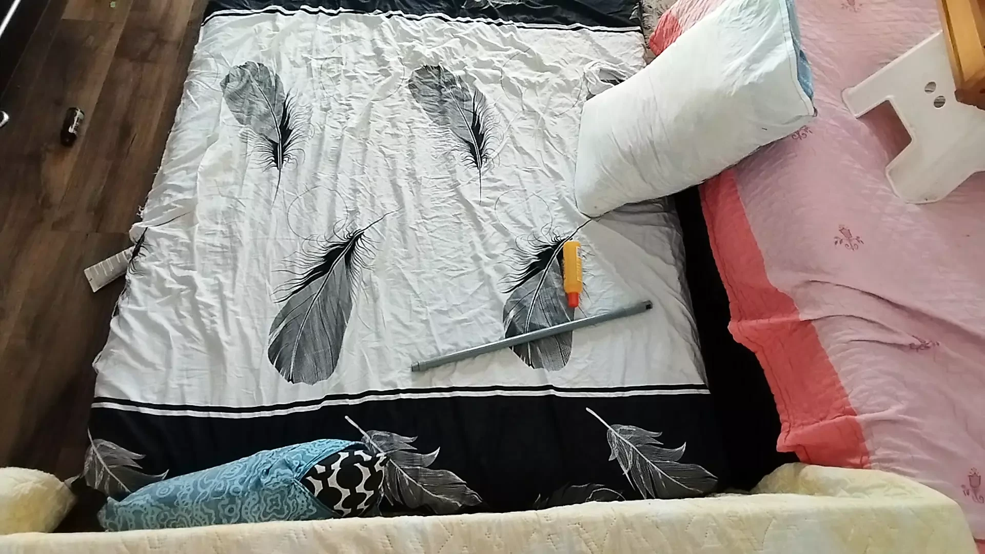 Massaggio sensuale di una coppia calda con olio sul corpo. Preliminari in camera da letto con una coppia amatoriale.
