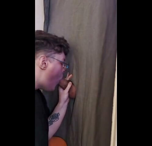 Engolindo até o talo e sendo fudida na cara no gloryhole