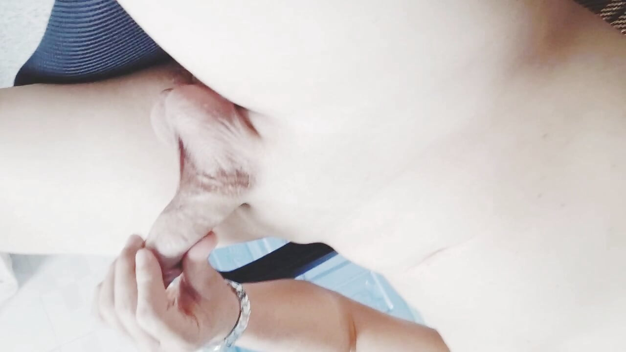 תקריב של שפיכה סופר טופלס של זין ללא שיער.