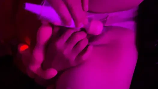 Помогаю замужней женщине мастурбировать с использованием дилдо