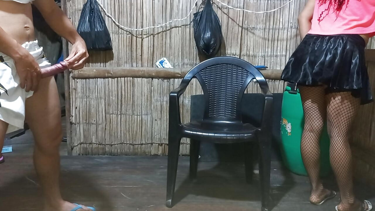 Sauteli mammi uski pith par khari hai aur main uske bhoore rng ke nitnbon ko svadisht dular deta hoon