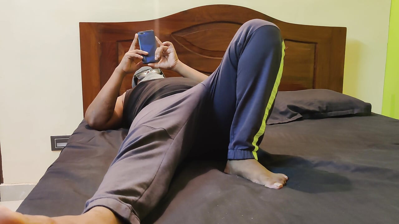 Γαμάω το αγόρι κηπουρό μου όταν ο φίλος μου είναι στη δουλειά