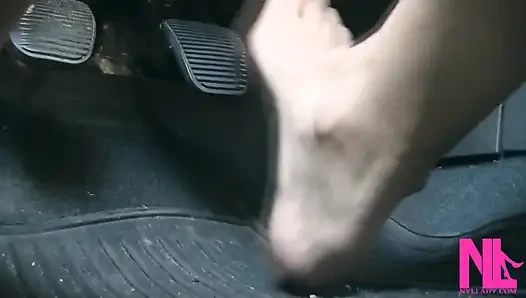 Fahren und pedalpumpen mit meinen nackten füßen