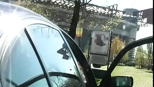 Wundervolles amateur-teen mit dicken titten masturbiert ihre enge muschi im auto