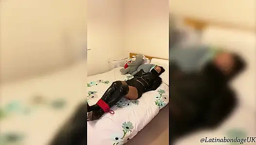 Deri çizmeli ve tam deri kıyafetli latin sıkı bağlı ve ağzı tıkalı