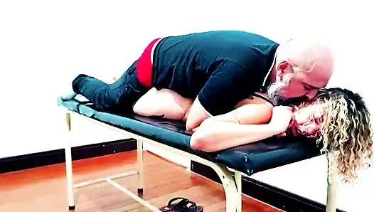 Harter sex auf dem untersuchungstisch in der klinik.