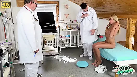 Силиконовую порнозвезду Anita Blanche раздели догола и осмотрели