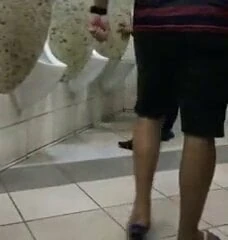 Scopato nei cessi pubblici 4