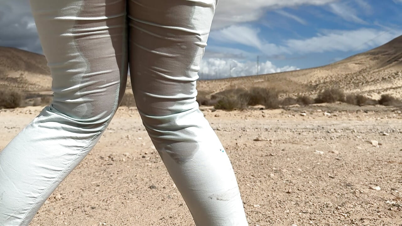 Girl can't hold pee and wet her pants on the public road