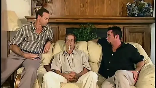 Muhteşem tatlı kız sulu amının derinliklerinde büyük bir direk hissinin tadını çıkarıyor