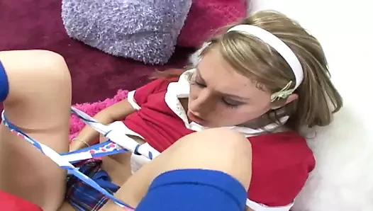 Свежей девушке Alyssa Hall шлюшке начиняют ее киску