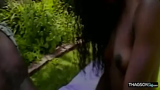 Cewek semok kulit hitam ini dientot habis-habisan sama besar pria kulit hitam sampai lubangnya menganga lebar