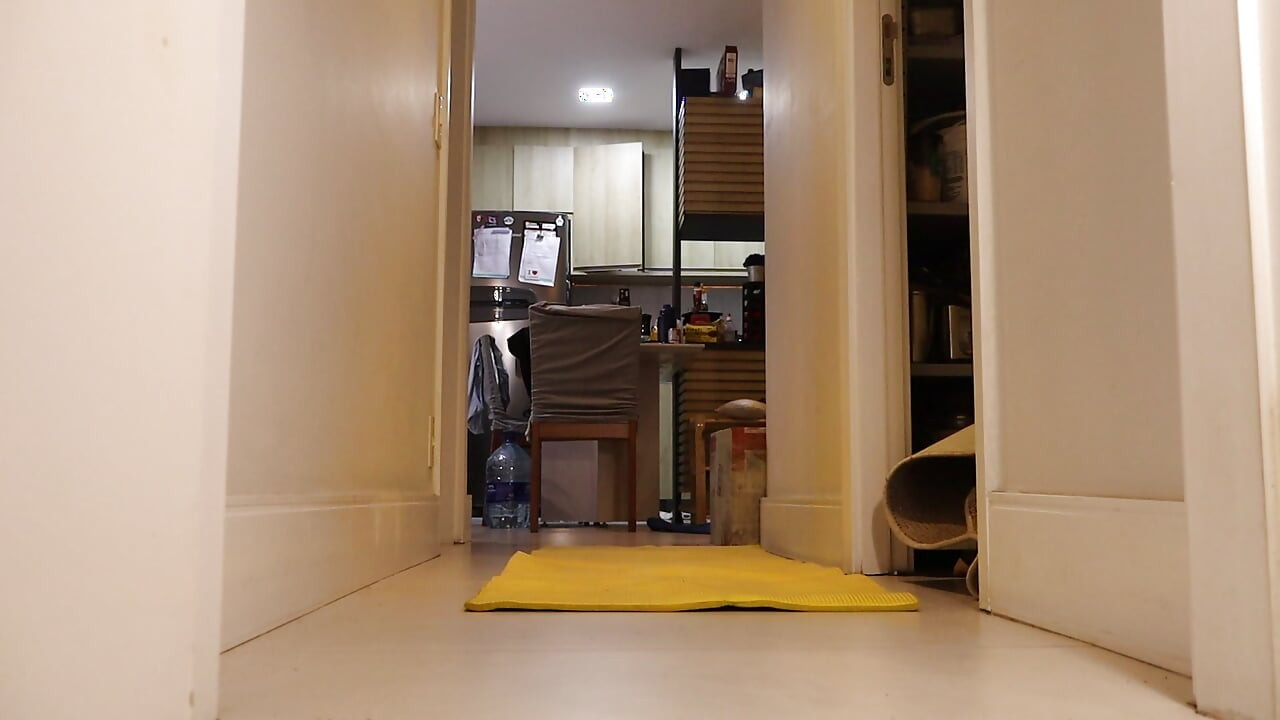 Femboy fait du yoga à poil - partie 2