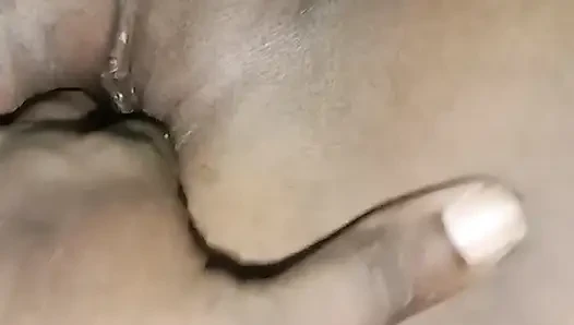 Memek tante tiriku dipijat dengan minyak dan diraba.