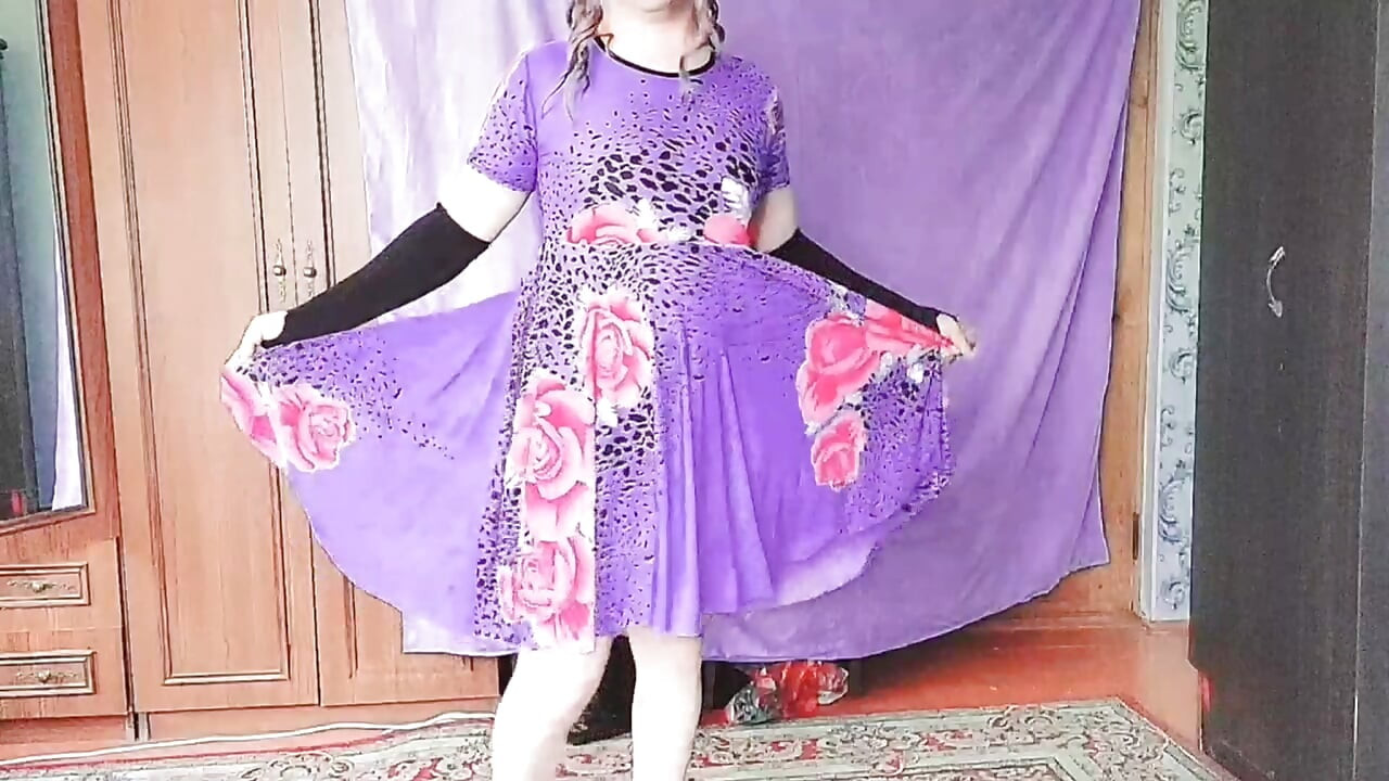 Cewek femboy cantik pakai choker beludru dengan tampilan pemalu