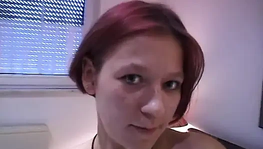 Рыжая тинка трет и трахает пальцами ее мокрую щель